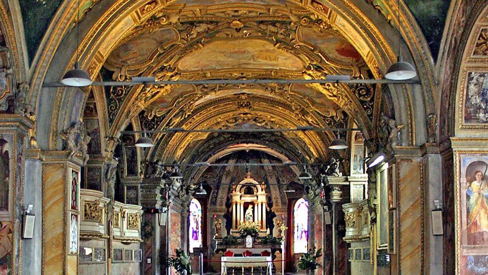 Innenraum der Wallfahrtskirche Madonna del Sasso in Locarno
