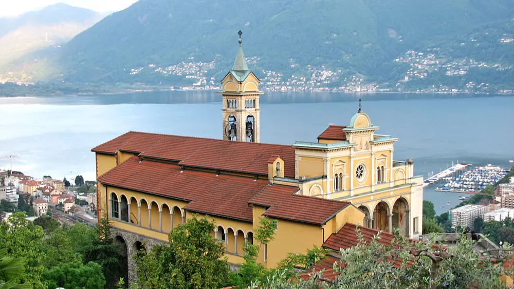 Blick auf Kloster und Wallfahrtskirche Madonna del Sasso in Locarno