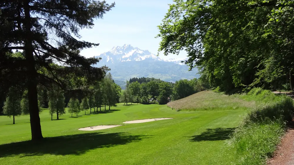 Loch auf dem Golfplatz am Dietschiberg