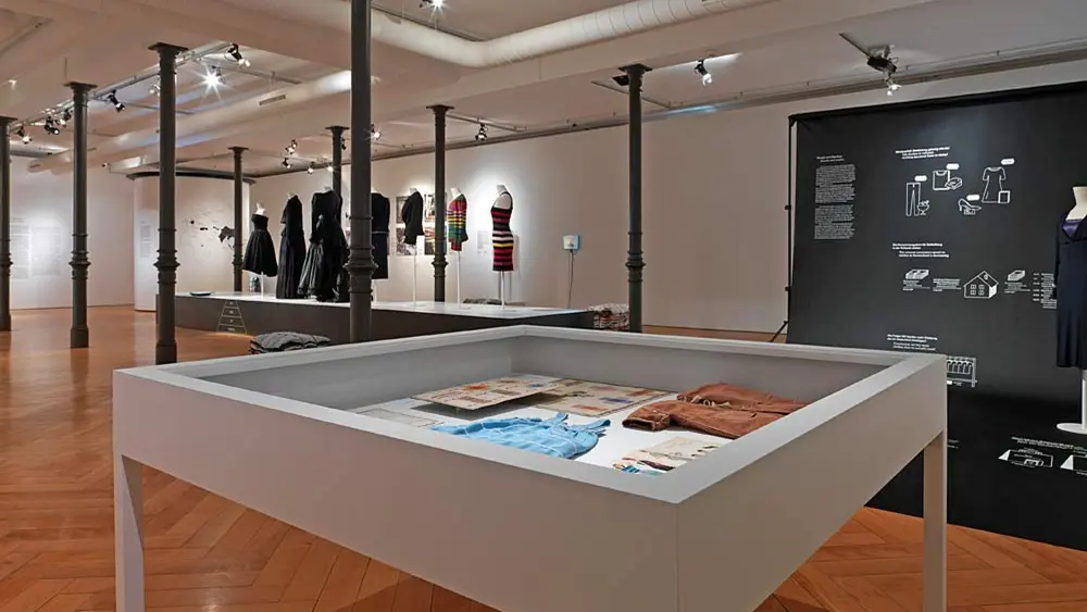 Blick in die Ausstellung 'Fast Fashion. Die Schattenseite der Mode.' im Textilmuseum St. Gallen