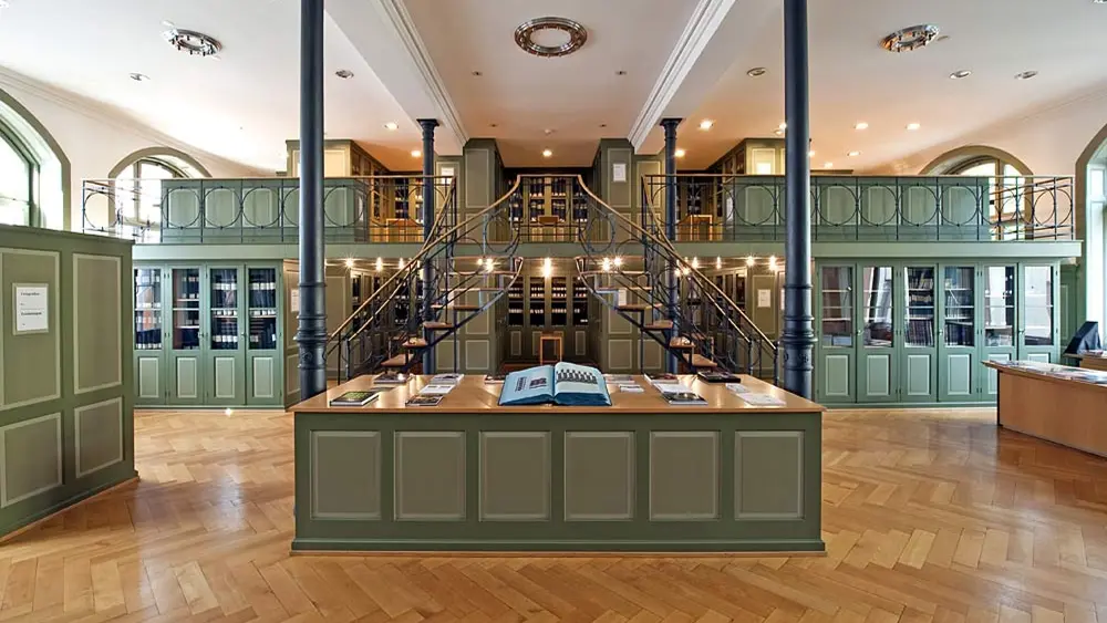 Blick in die Textilbibliothek des Textilmuseums St. Gallen