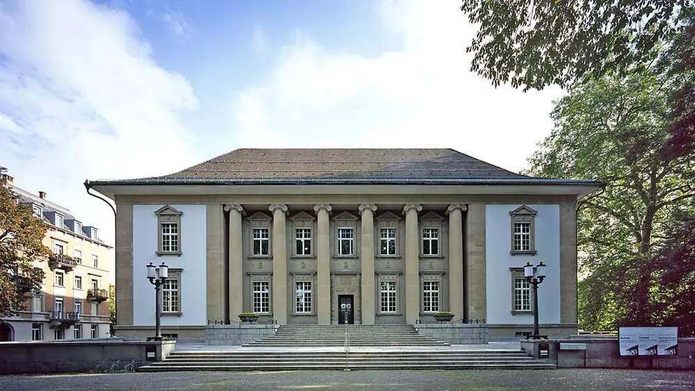 Blick auf die Fassade des Historischen und Völkerkundemuseums St. Gallen
