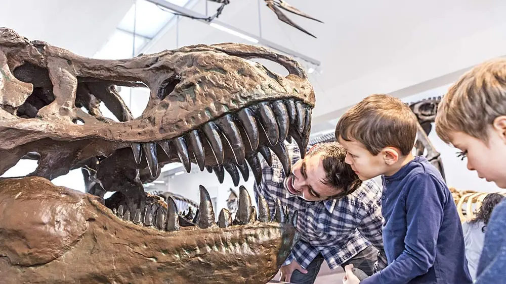 Kinder am Skelett des Entenschnabel-Dinosaurier im Naturmuseum St. Gallen