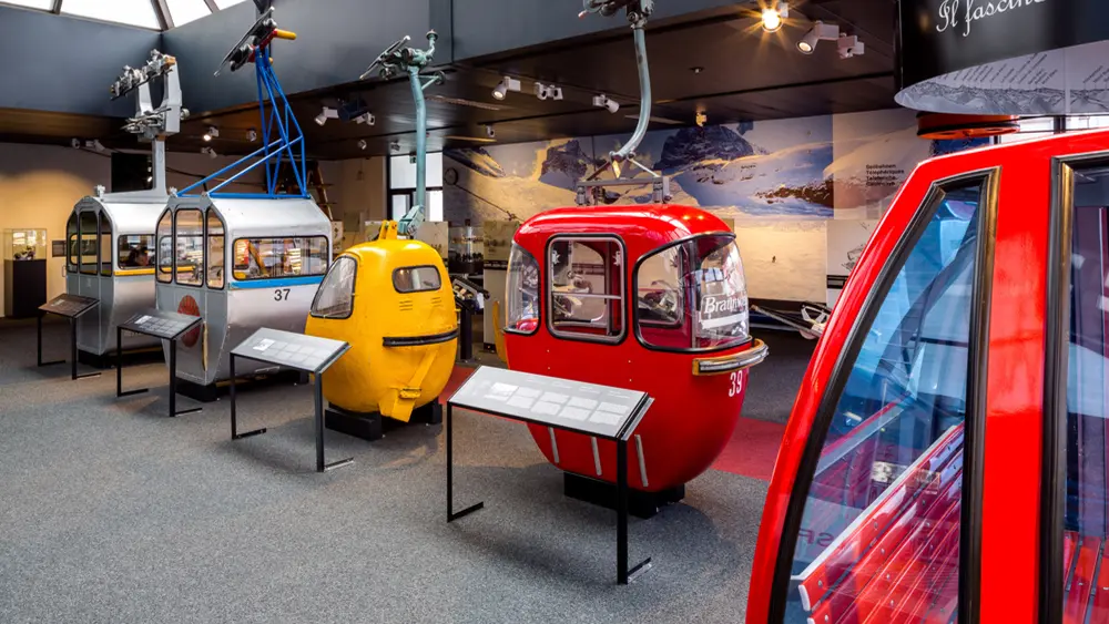 Gondeln in der Seilbahnausstellung des Verkehrshauses der Schweiz