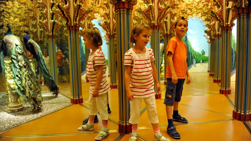 Kinder im Spiegellabyrinth Luzern