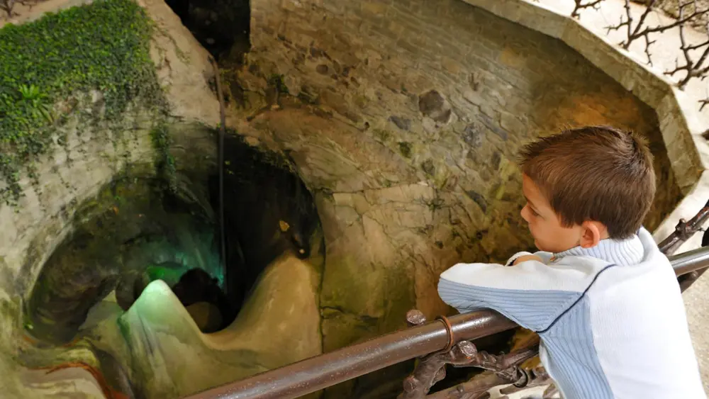 Kind vor einem Gletschertopf im Gletschergarten Luzern