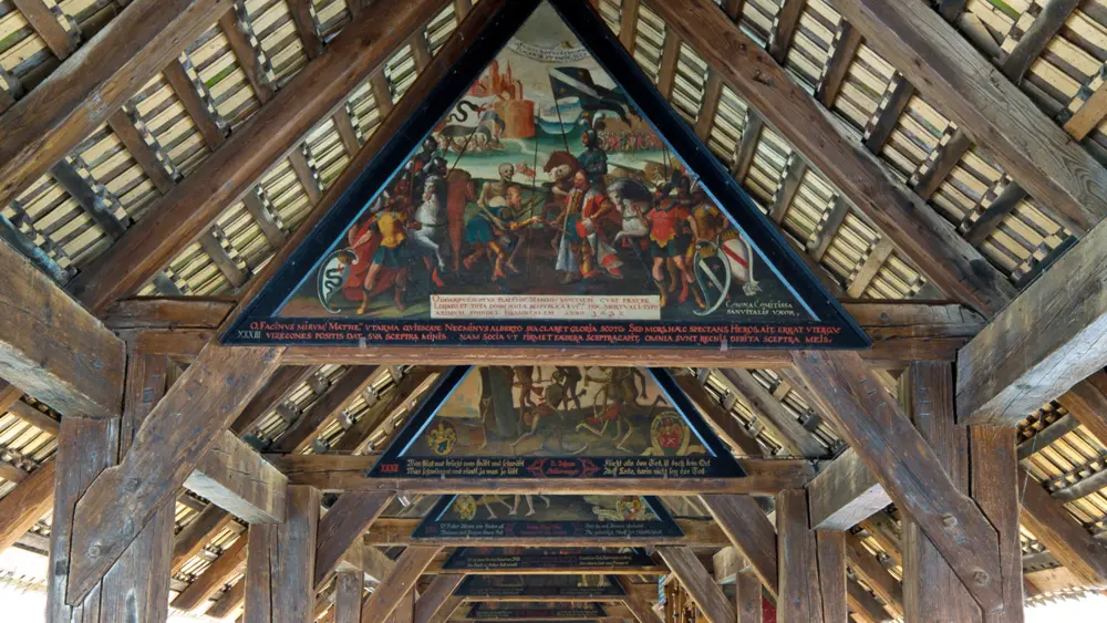 Blick auf die Bildtafeln im Giebel der Spreuerbrücke