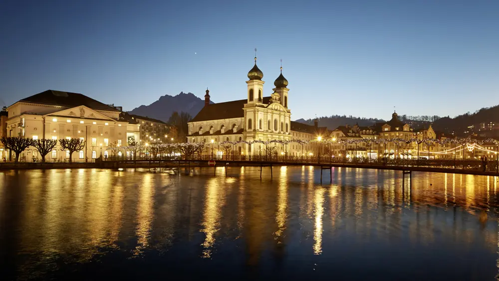 Blick auf die Jesuitenkirche Luzern und den Reuss