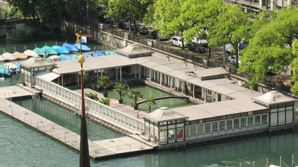 Luftaufnahme des Frauenbads am Stadthausquai in Zürich