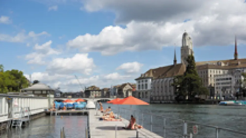 Sonnen im Frauenbad am Stadthausquai, Zürich