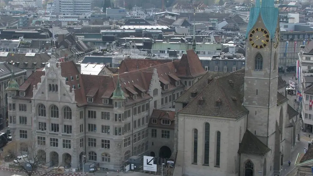 Blick vom Karlsturm des Grossmünster auf das Fraumünster rechts und das Stadthaus links