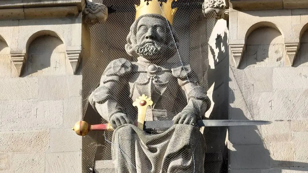 Statue Karl des Großen am Südturm