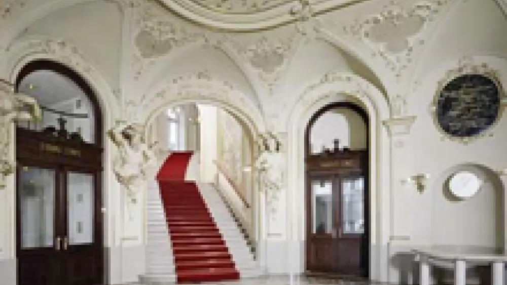 Pompöses Eingangsfoyer im Opernhaus Zürich