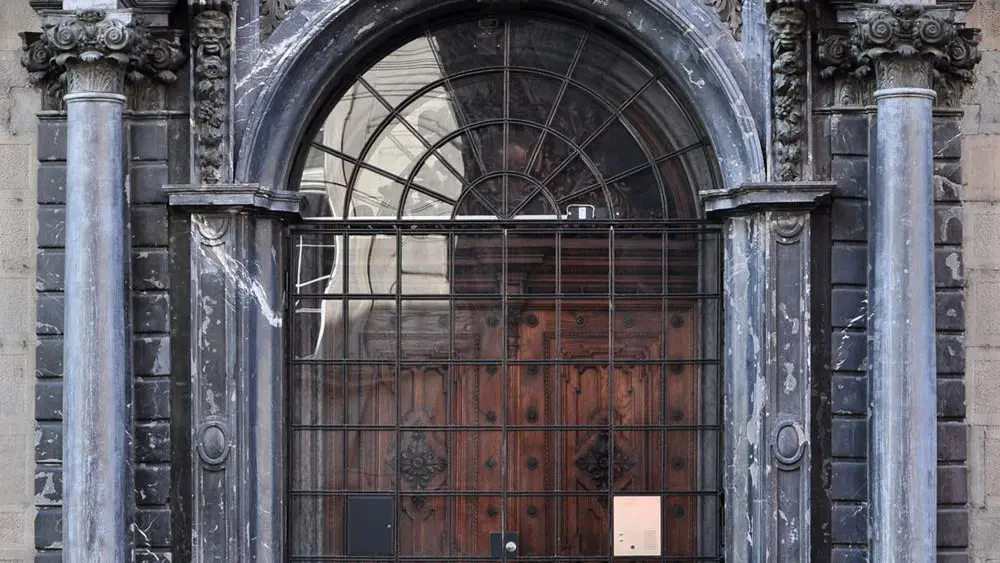 Östliches Eingangsportal im barocken Stil