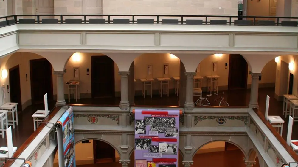 Blick in den Innenhof mit der Säulengalerie und der Ausstellung