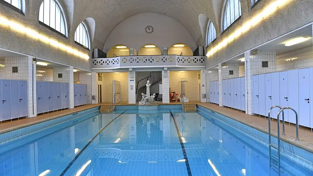 Blick auf das Schwimmbecken im Volksbad St. Gallen