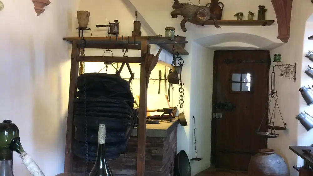 Ausstellung einer Alchemistenküche im Pharmaziemuseum