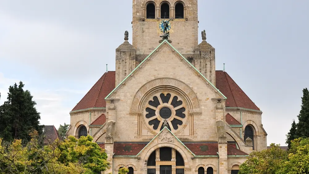 Leicht erhöht steht die Pauluskirche in Basel