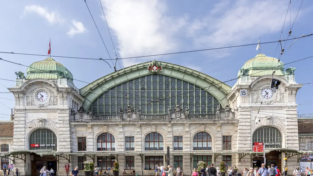 Außenfassade des Bahnhofs Basel
