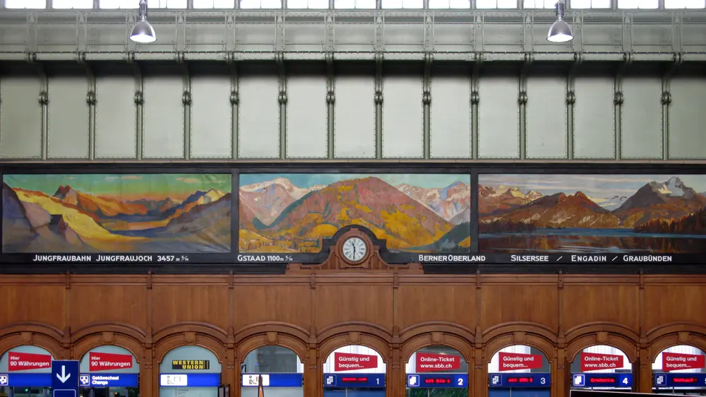 Bahnhof Basel SBB mit Gemälden des Jungfraujochs von Werner Miller, Gstaad von Ernst Hodel junior und des Silsersees von Hans Beat Wieland