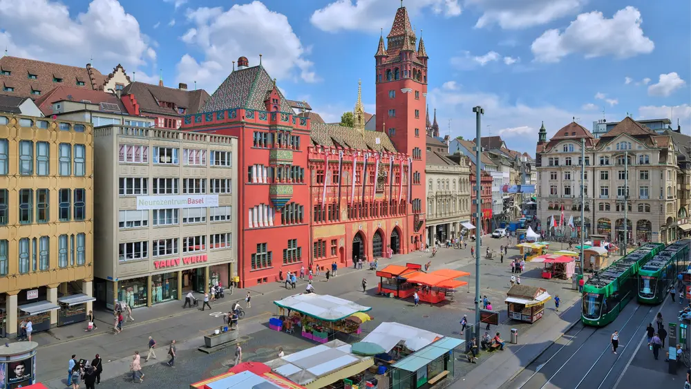 Blick auf das Rathaus und den Marktplatz