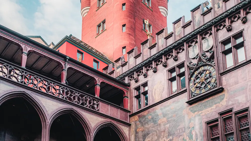 Sehenswert ist der Innenhof und der Turm des Rathauses