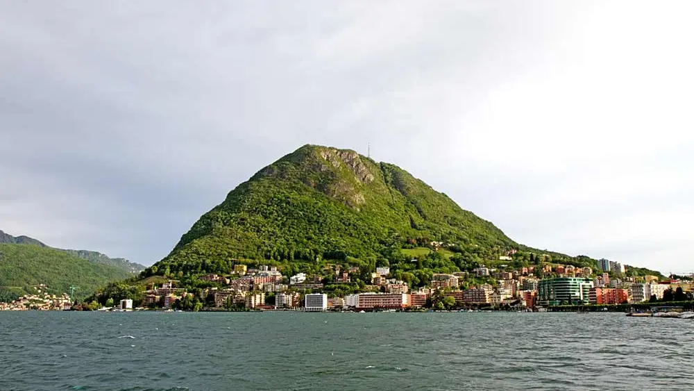 Blick auf den zuckerhutförmigen Monte San Salvatore von Lugano aus