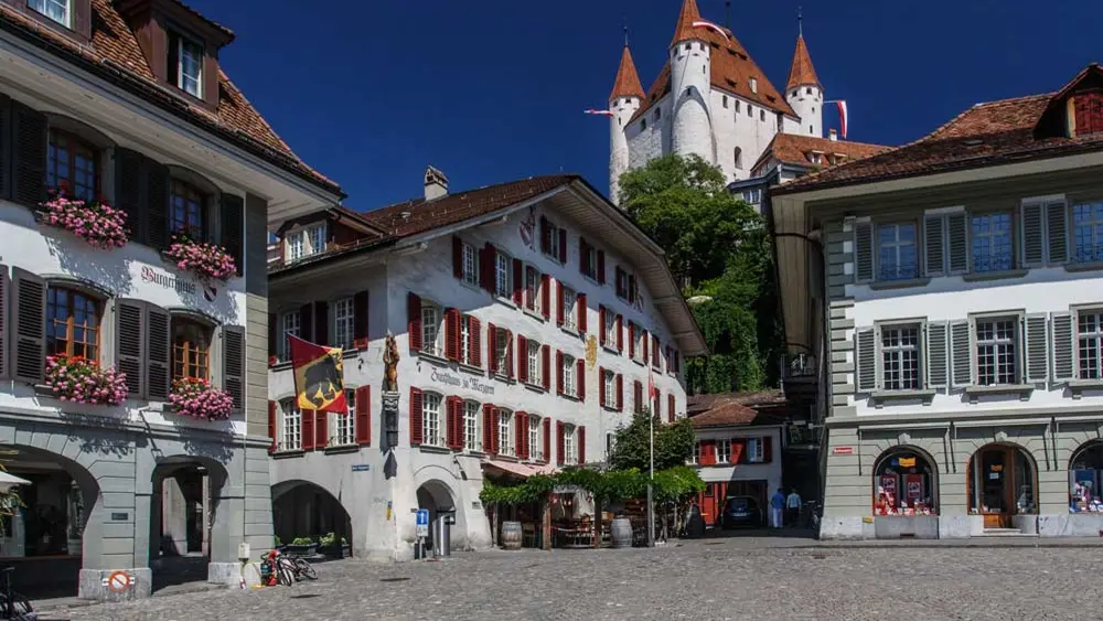 Zunfthaus zu Metzgern in Thun mit Schloss Thun im Hintergrund