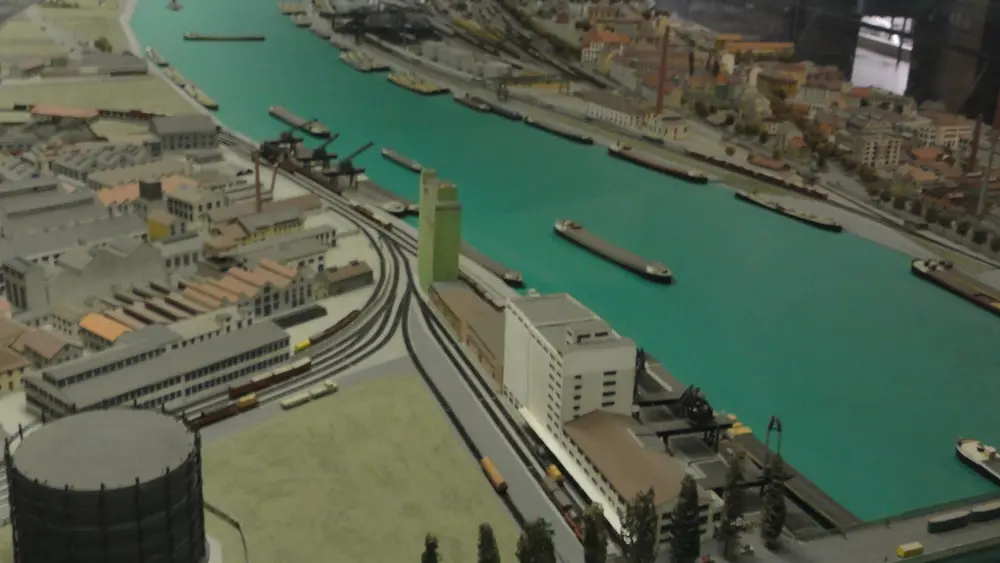 Modell des Basler Rheinhafens im Hafenmuseum