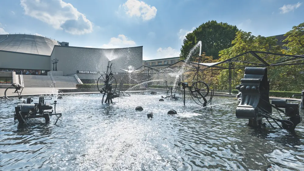 Die Wasserspiele des Tinguely-Brunnens locken Besucher