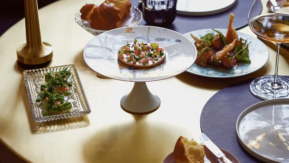 Runder Tisch mit Schälchen des Sharing Dishes im Restaurant IGNIV in Bad Ragaz