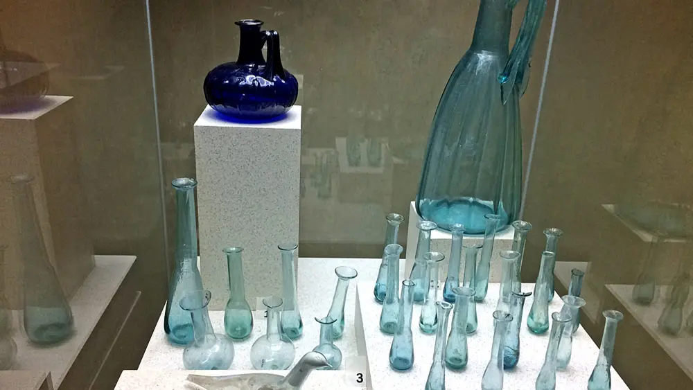 Ausstellung mit römischem Glas im Museo civico e archeologico in Locarno
