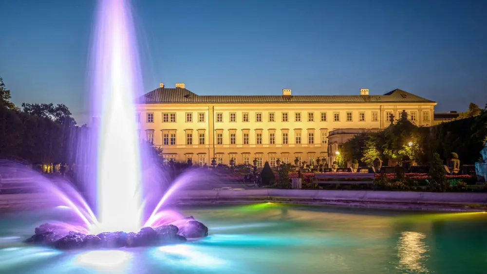 Springbrunnen im Mirabellgarten bei Nacht