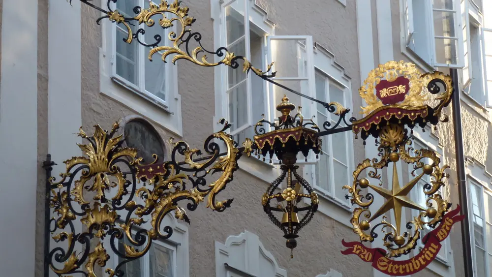 Zunftschild des Großgasthofs Sternbräu in der Getreidegasse 34-36