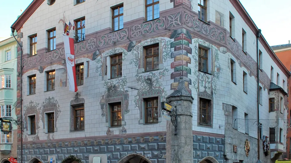 Bemalte Fassade des Hotels Goldener Adler in Innsbruck