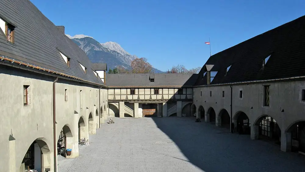 Blick in den Innenhof des Zeughaus-Museums in Innsbruck