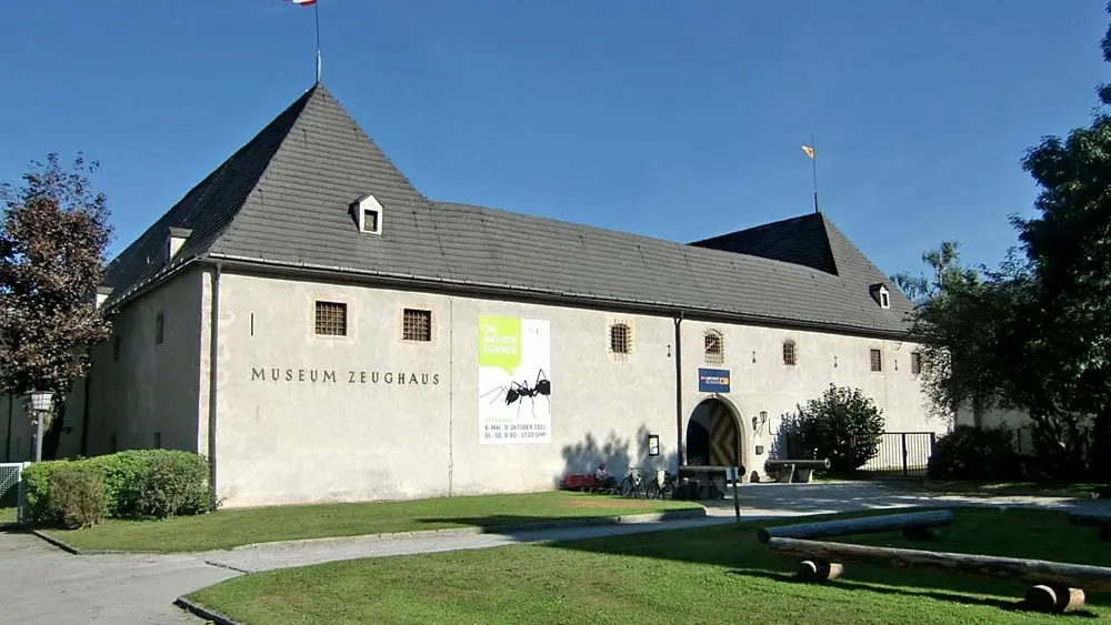 Außenansicht des Zeughaus-Museums Maximilian I. in Innsbruck