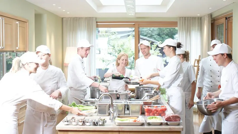 Sterneköchin Johanna Maier mit ihrem Team in der Kochschule
