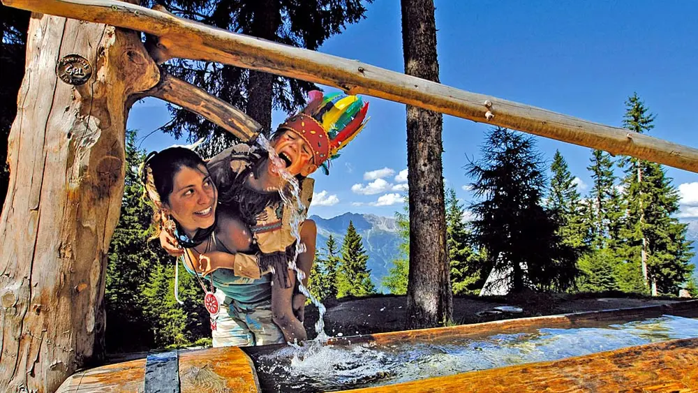 Kind mit Betreuerin im Indianerlager am Natterer See in Natters