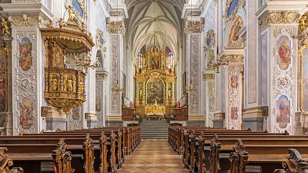 Kirchenschiff und Hochaltar der Stiftskirche Göttweig