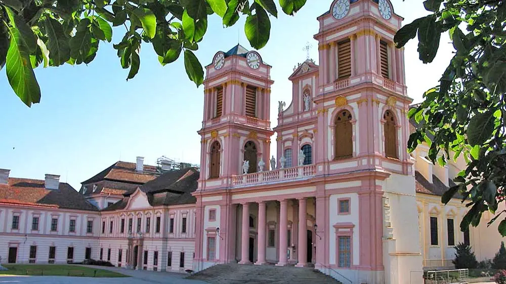 Blick auf den Hof und die Stiftskirche Göttweig