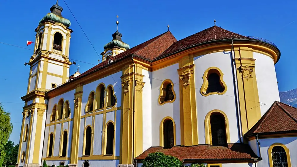 Außenansicht der Innsbrucker Wiltener Basilika mit Friedhof