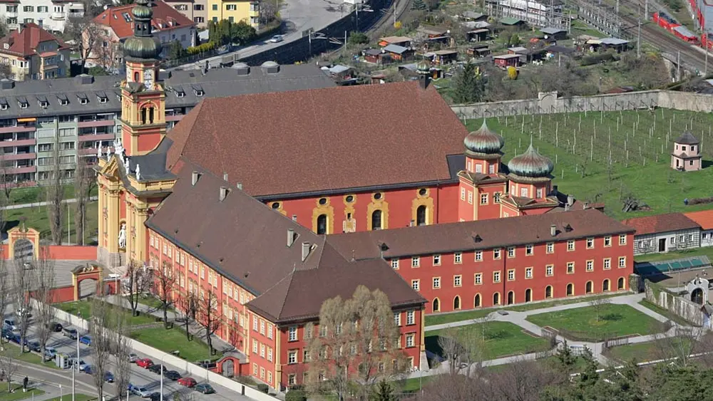 Blick vom Bergisel auf Stift Wilten in Innsbruck