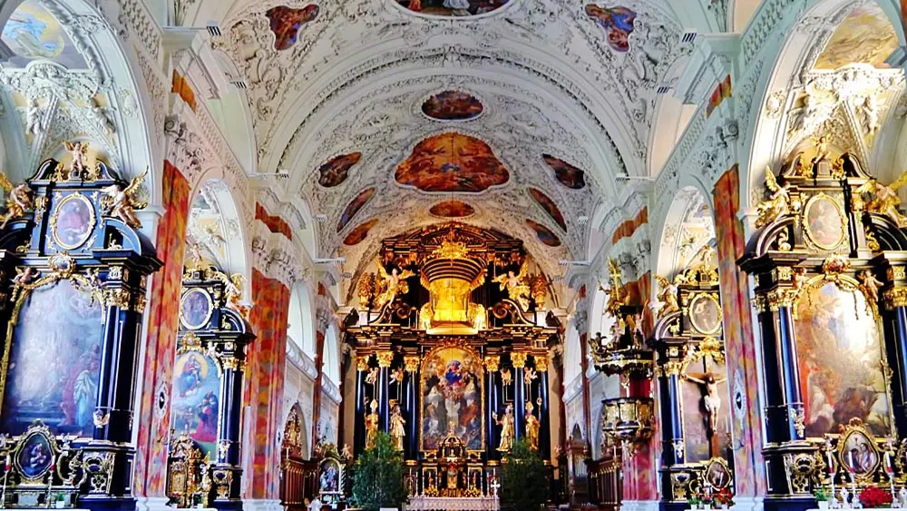 Innenraum der Stiftskirche im Stift Wilten Innsbruck