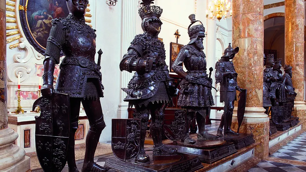Bronzestatuen in der Hofkirche Innsbruck