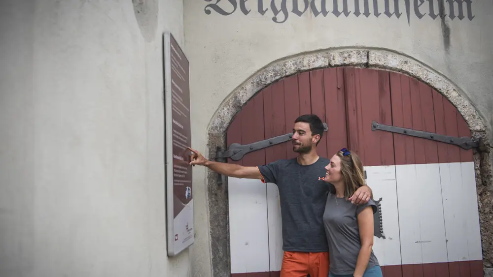 Paar vor dem Bergbaumuseum Hall in Tirol
