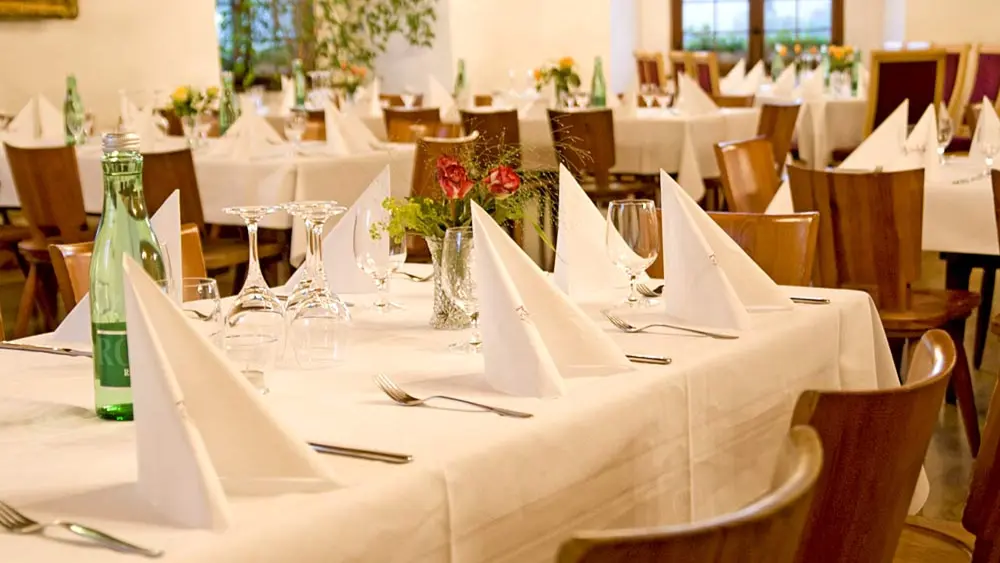 Blick in den Gastraum der Schlosswirtschaft Schattenburg in Feldkirch