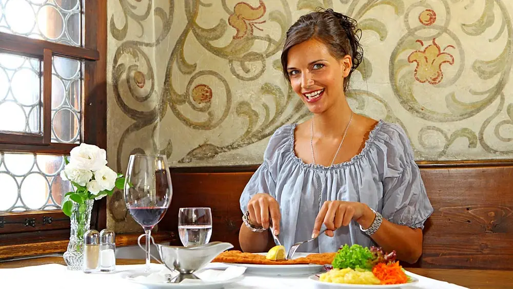 Gast beim Schnitzelessen in der Schlosswirtschaft Schattenburg Feldkirch