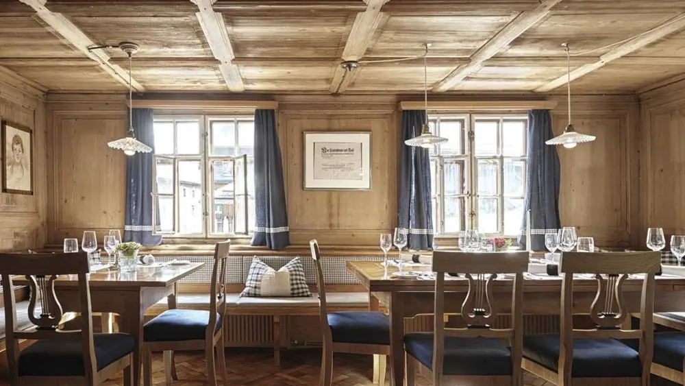 Historische Gaststube im Hirschen Schwarzenberg mit Holzvertäfelung