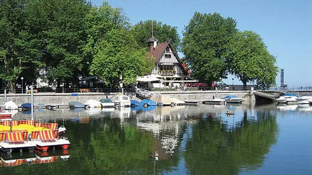 Blick vom Bodensee auf das Wirtshaus am See